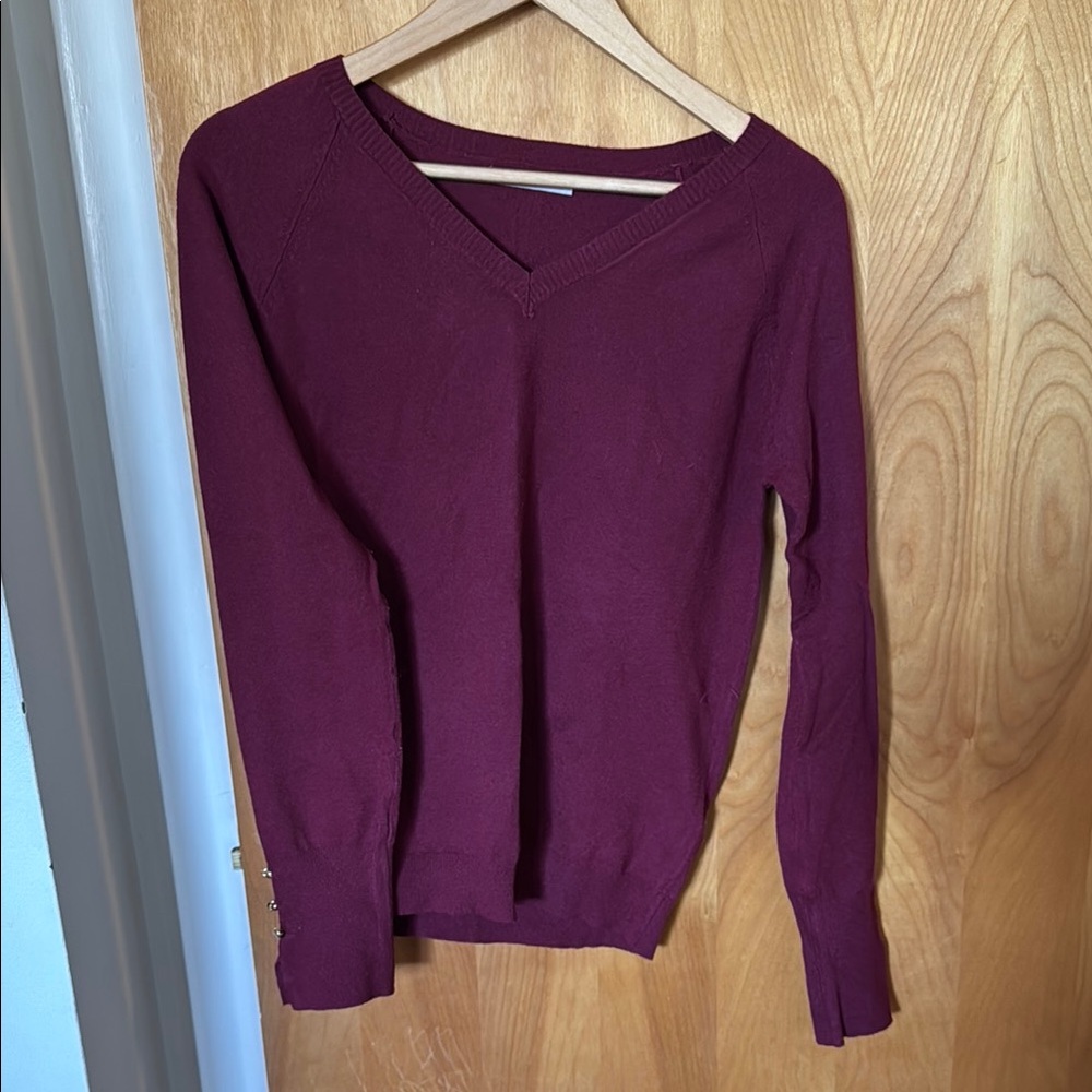 Women's V-Neck Sweater - Burgundy